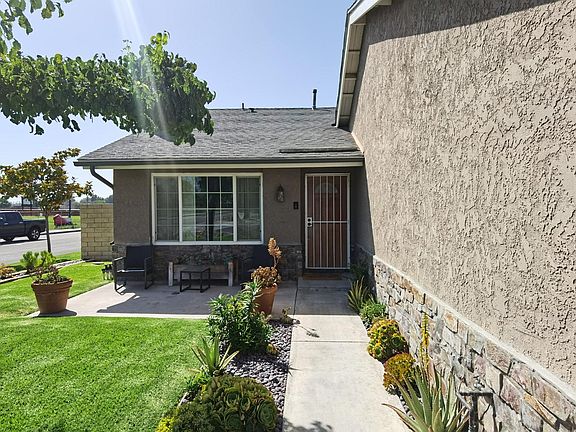 3rd image of 1901 N Cedar Creek Cir