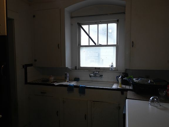 3rd image of 810 Grandview St
