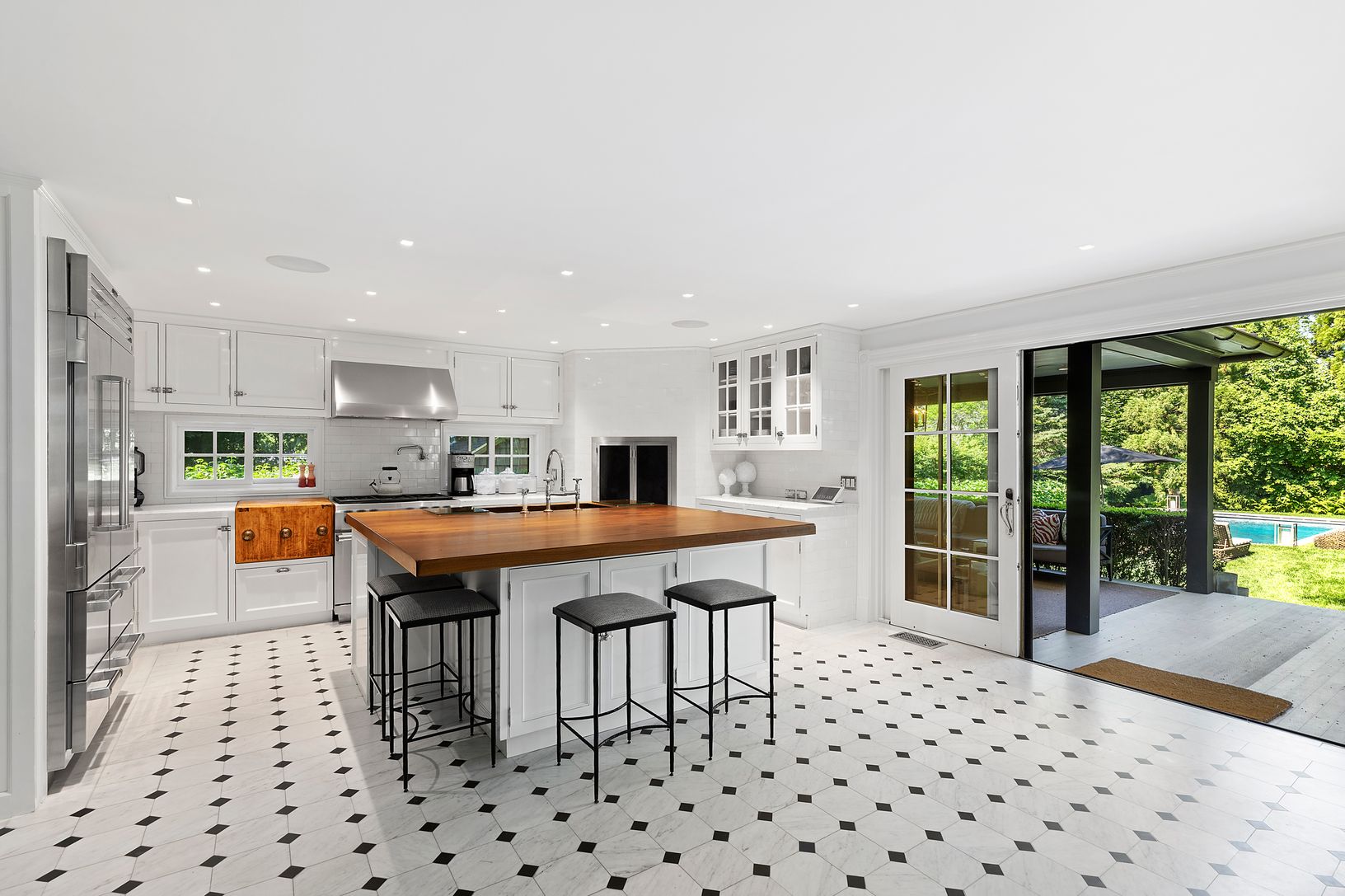  Top appliances & wood-burning fireplace