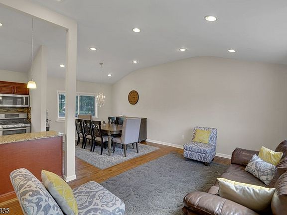4th image of 15 Foxwood Dr