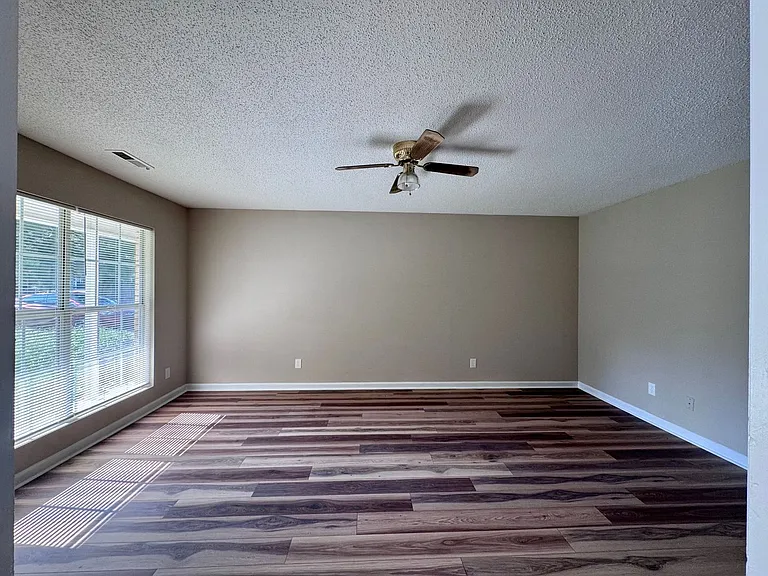 352 A & B Leafmore Rd — Photo 2