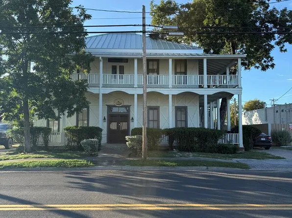 305 N Tivy St, Kerrville, TX 78028