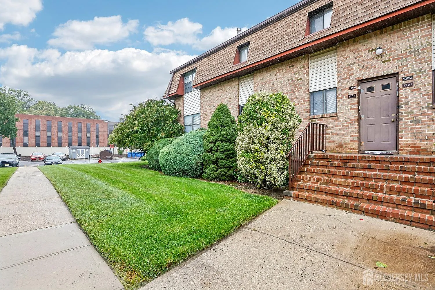 2 bed, 2.0 bath, 1077 sqft, $2,200 — Photo 1