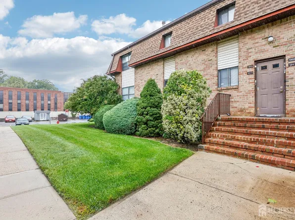 1203 N Oaks Blvd, North Brunswick, NJ 08902
