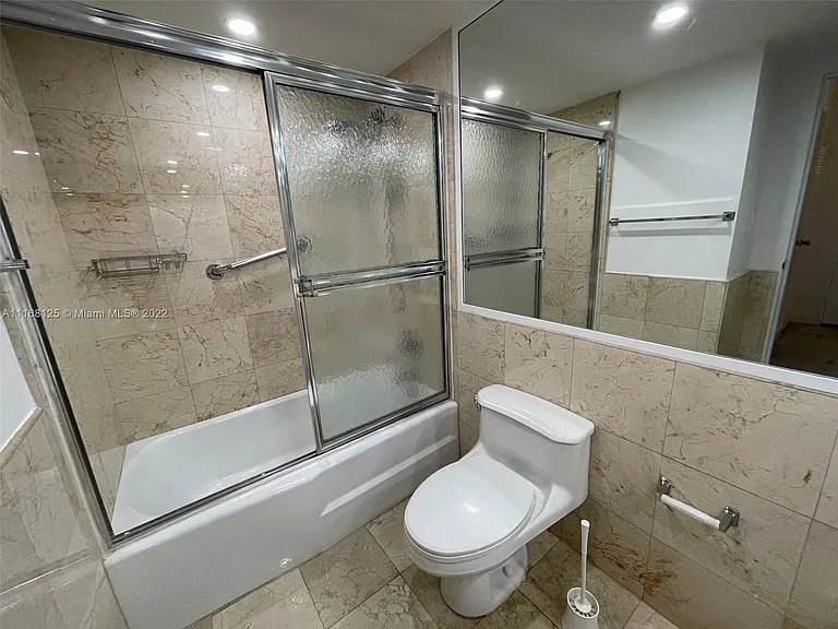 5161 Collins Ave #914 — Photo 8