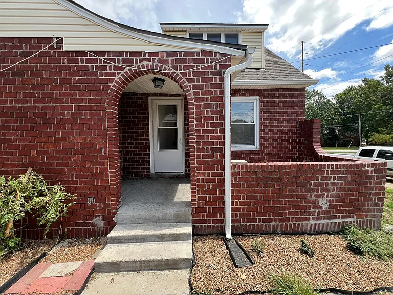 512 W Walnut St — Photo 2