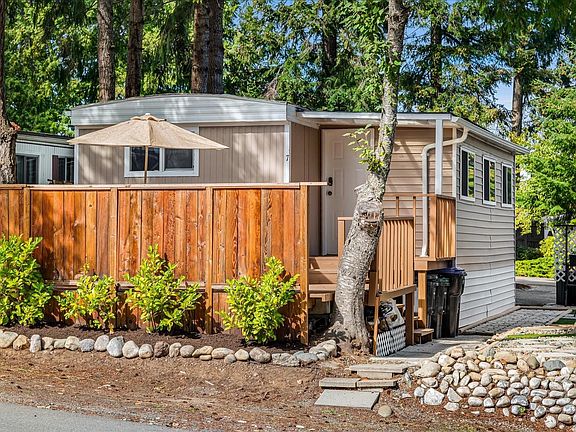 3rd image of 1247 Arbutus Rd #7