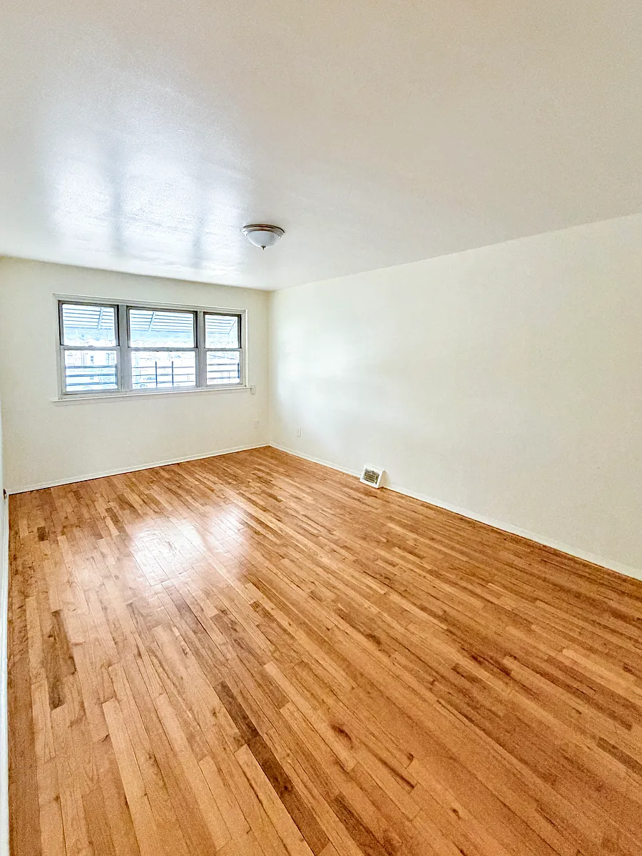 LIVING ROOM (UN-STAGED) - 1960 Burke Ave #2