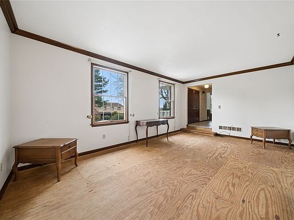 5th image of 212 Red Oak Dr