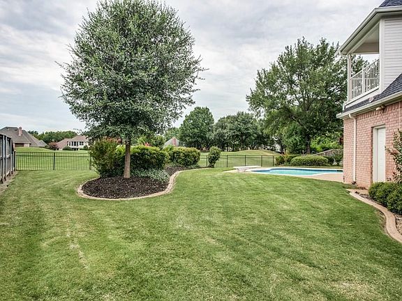 Great backyard space in addition and deck. Door leads to oversized garage! Gate in back fence gives access to golf course!