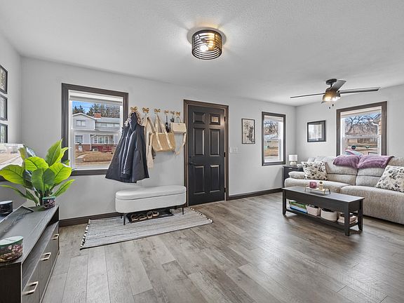 4th image of 820 9th Ave NE