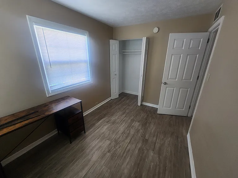 907 Greenview Ave — Photo 7