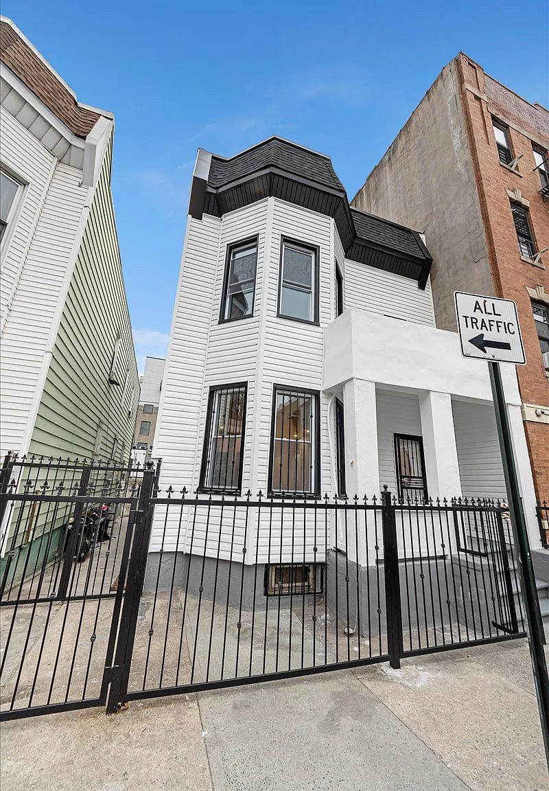 3 bed, 1100 sqft, $3,500 — Photo 1