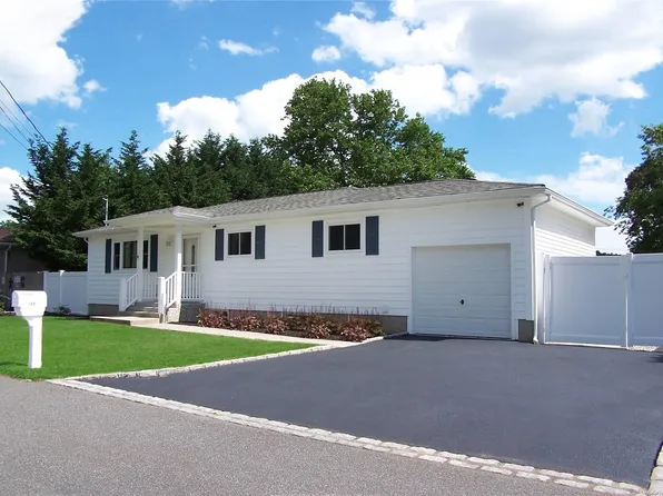 164 Shelby Avenue, Holbrook, NY 11741
