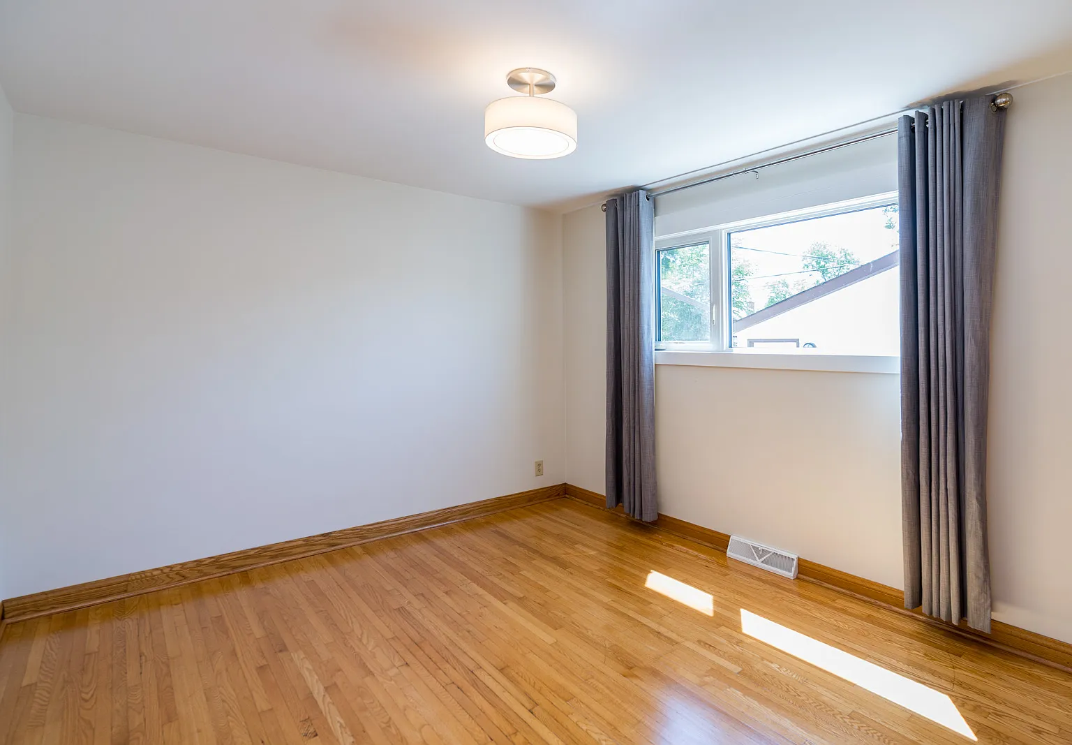 1062 Beach Avenue - 1062 — Photo 3