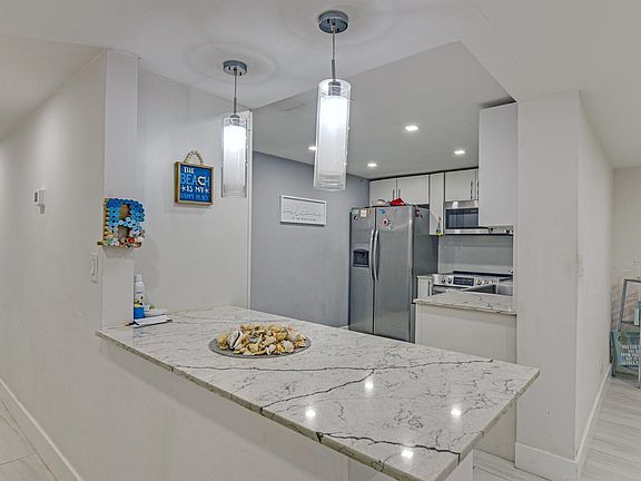 4th image of 812 Briny Avenue #10C