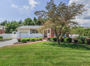 15 Richmond Pl, Commack, NY 11725