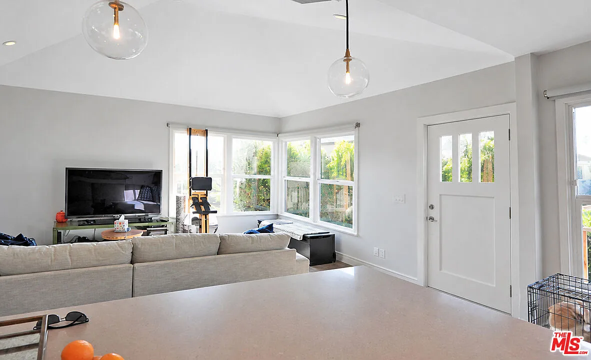 1 bed, 1.0 bath, 600 sqft, $3,800 — Photo 4