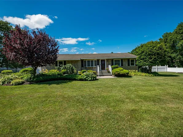 3 Mineola Street, Holtsville, NY 11742