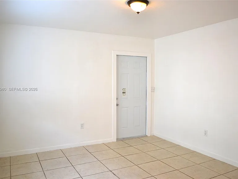 1035 SW 4th St #2 — Photo 4