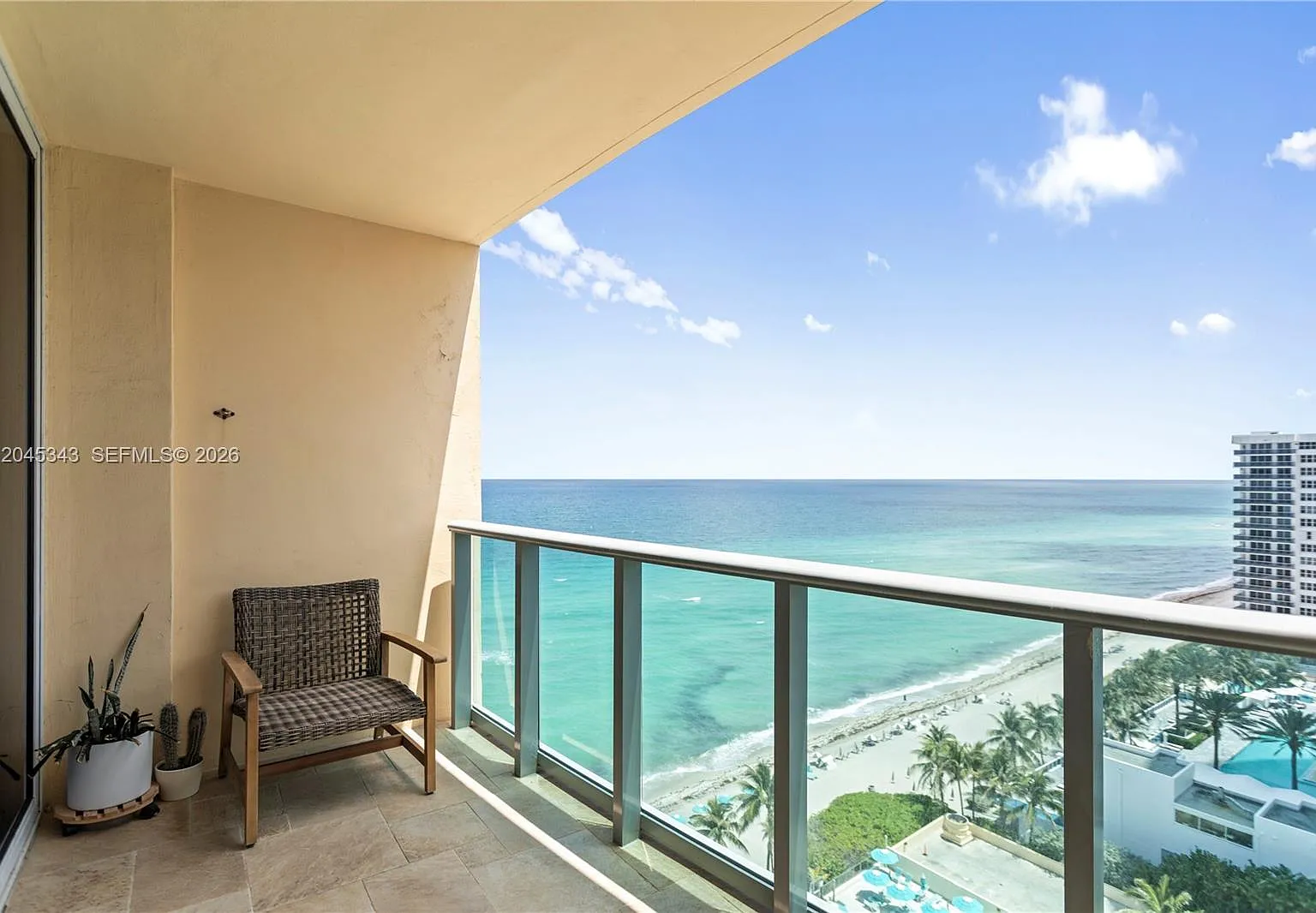 Wave Condo — Photo 1