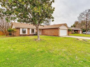 401 Suttonwood Dr, Fort Worth, TX 76108
