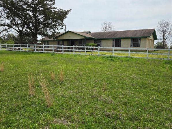 988 S Cottonwood St, Crockett, TX 75835