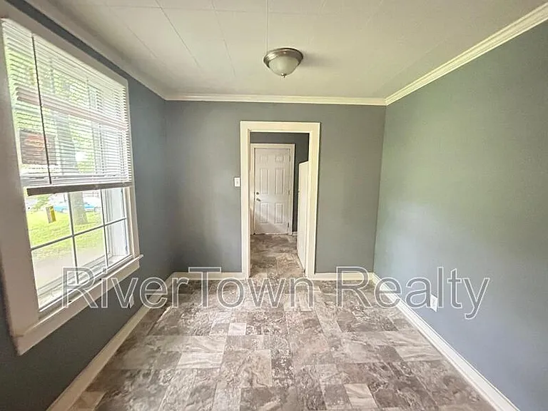 2718 Windsor Pkwy — Photo 4