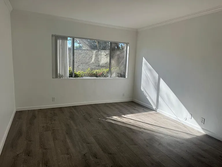 5741.5 Carlton Way #202 — Photo 9