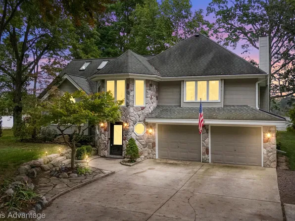 2127 Lakeshore Dr, Commerce Township, MI 48382