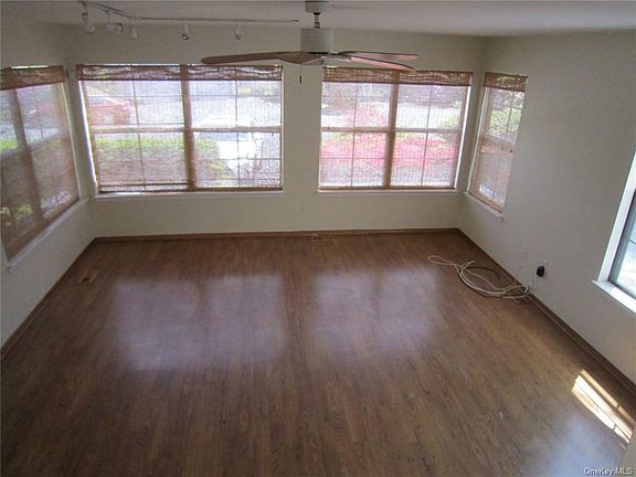 5th image of 212 Treetop Cir