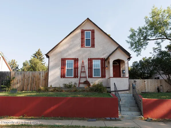 236 4th St W, Dickinson, ND 58601