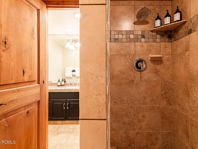1525 Lakeside Cir — Photo 44