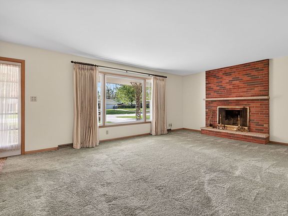 3rd image of 2275 Garden Rd
