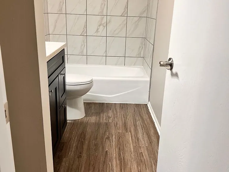 1147 Abbey Ln #B3 — Photo 5