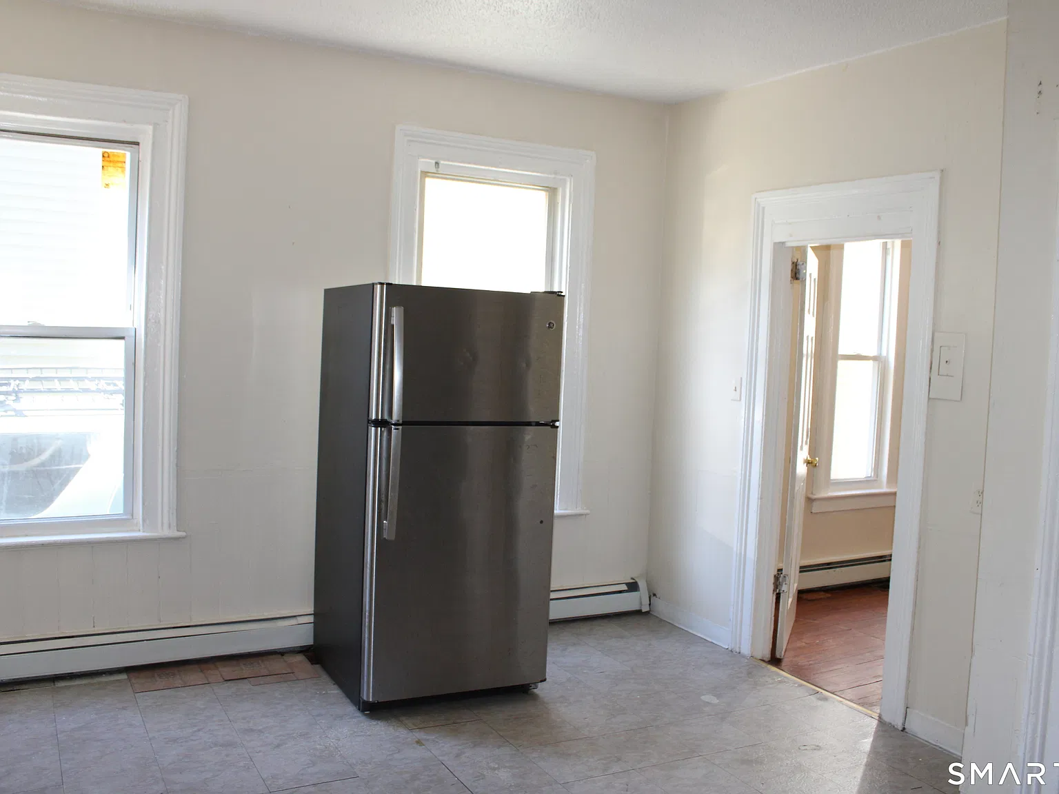 3 bed, 1.0 bath, 1041 sqft, $1,900 — Photo 2