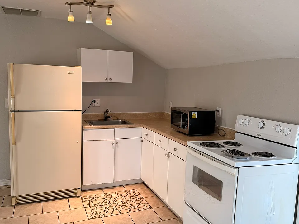 403 E 6th 1/2 St