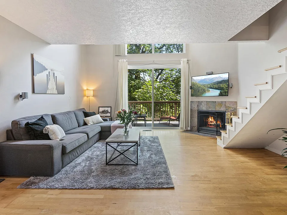 839 SW Broadway Dr