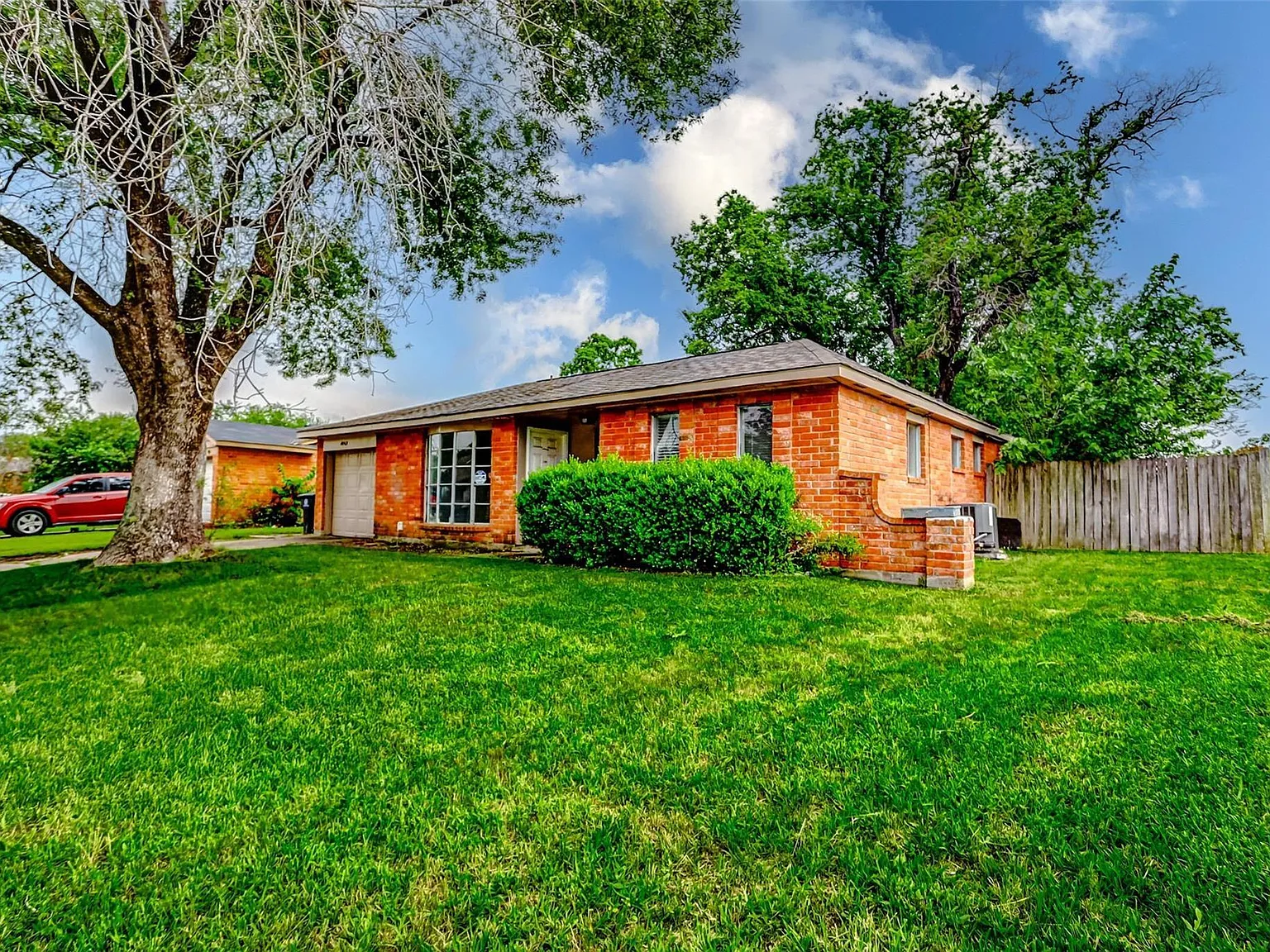 3 bed, 2.0 bath, 1082 sqft, $1,400 — Photo 2