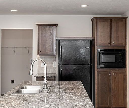 3rd image of 111 Golfview Ct