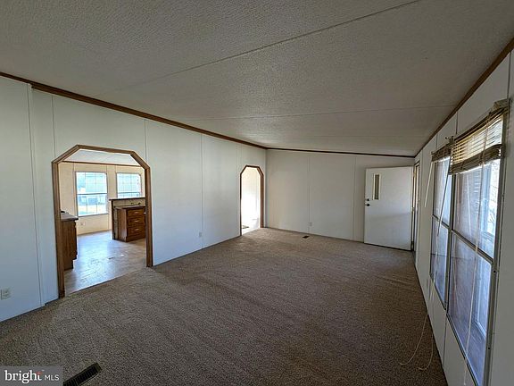 5th image of 48 Meadowview Dr