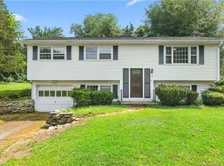 7 Sessions Dr, Plainfield, CT 06374