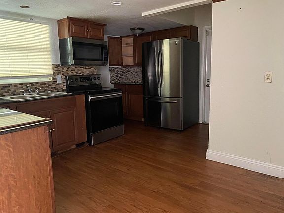 5th image of 2411 NE 2nd Terrace