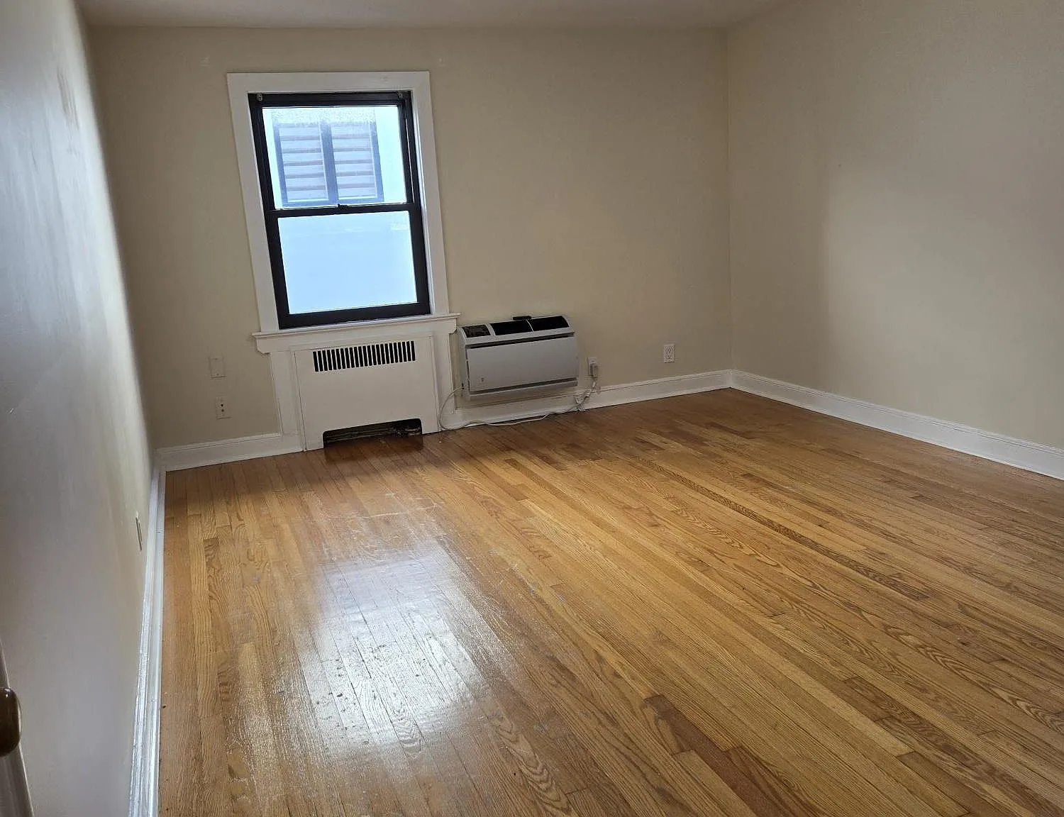 2 bed, 1.0 bath, 900 sqft, $2,300 — Photo 2