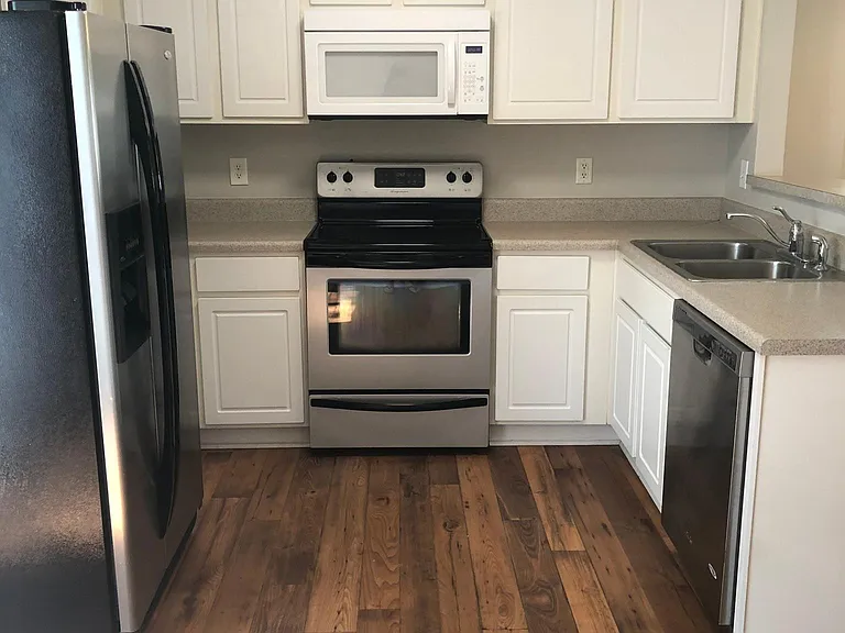 400 Flintlock Ct — Photo 2
