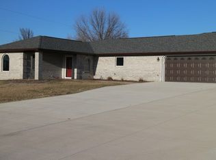 902 S 5th, wapello, IA 52653
