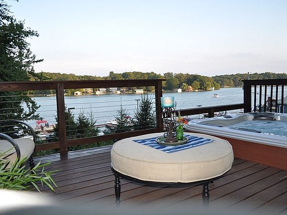 Deck w/spa overlooking lake