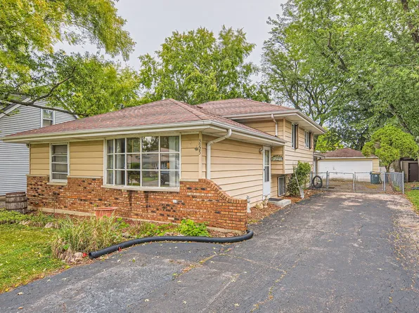 3925 N Adams St, Westmont, IL 60559