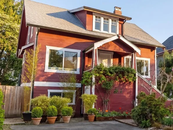 4578 Moss St, Vancouver, BC V5R 3T1