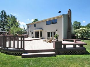 18 Cabriolet Ln, Melville, NY 11747
